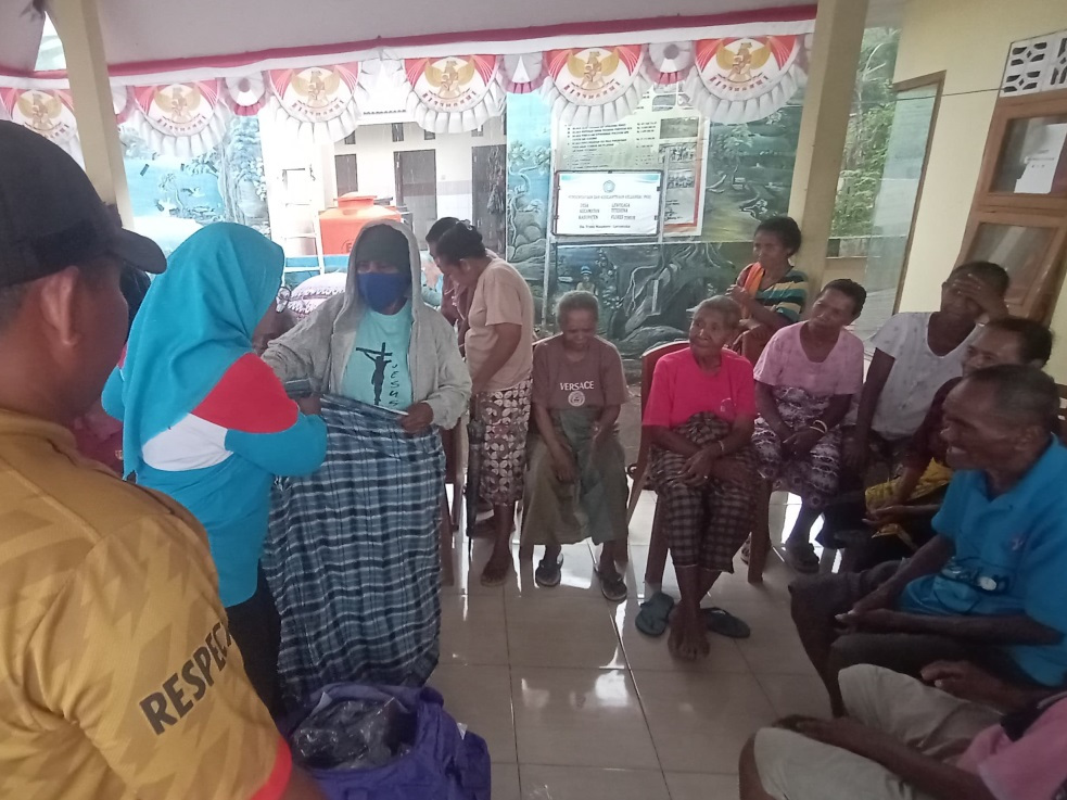 Humanitarian Pembagian DK Lansia di Pos Lewolaga Kerti Praja Foundation