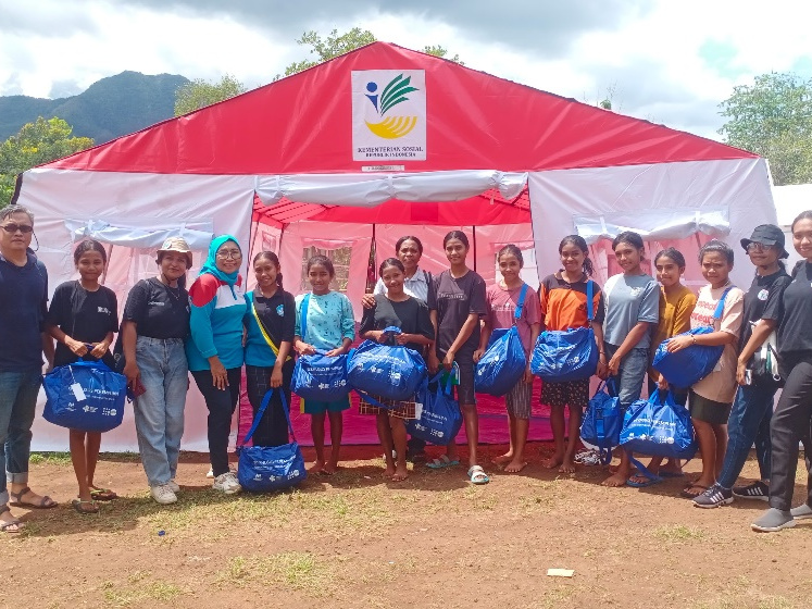 Humanitarian Pembagian DK untuk remaja Perempuan di Posko Kobasoma Kerti Praja Foundation
