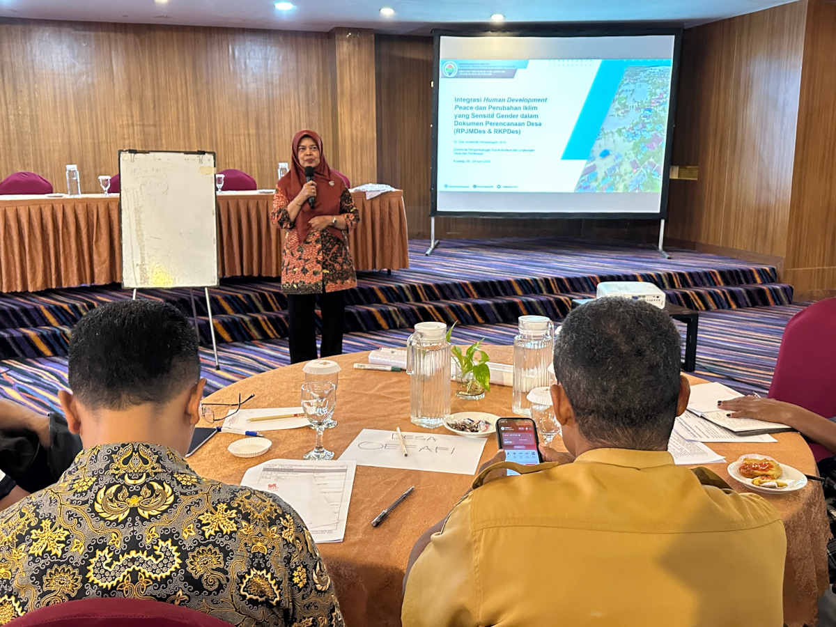 Penguatan Kapasitas Aparatur Desa dalam Pengembangan Strategi Implementasi Rekomendasi Rencana Aksi Pencegahan Kekerasan Berbasis Gender dan Ketahanan Perempuan akibat Dampak Perubahan Iklim melalui Musrenbangdes di Nusa Tenggara Timur penguatan kapasitas aparatur desa dalam pengembangan strategi implementasi rekomendasi rencana aksi pencegahan kekerasan berbasis gender di nusa tenggara timur hari 2 4 Kerti Praja Foundation